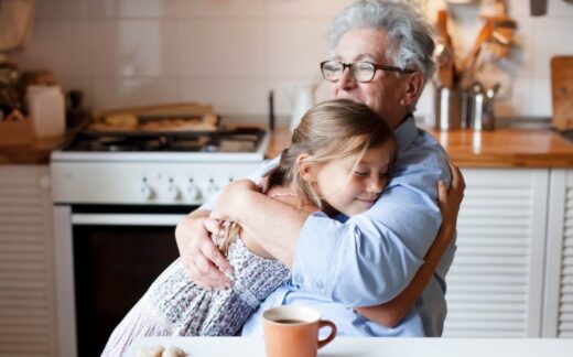 calin petite fille personne agee